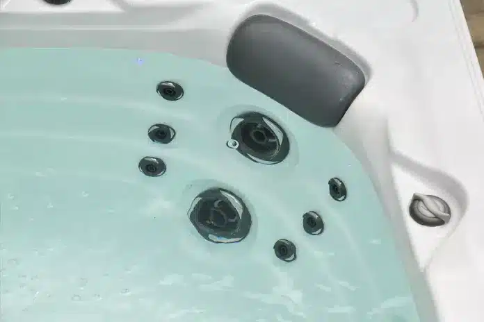 assis dans un jacuzzi plein
