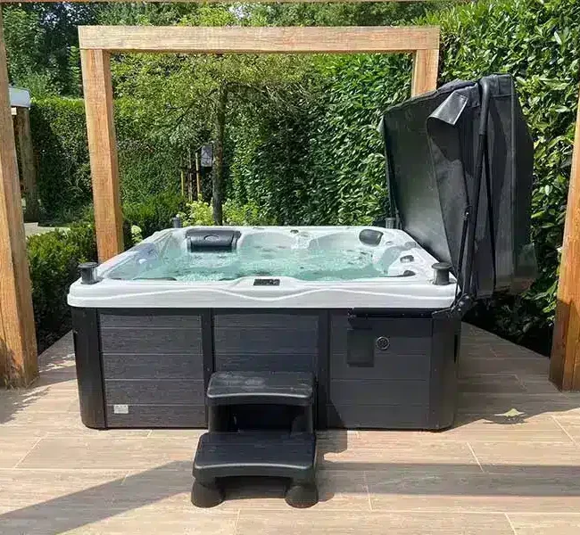 jacuzzi noir avec marchepied et couverture