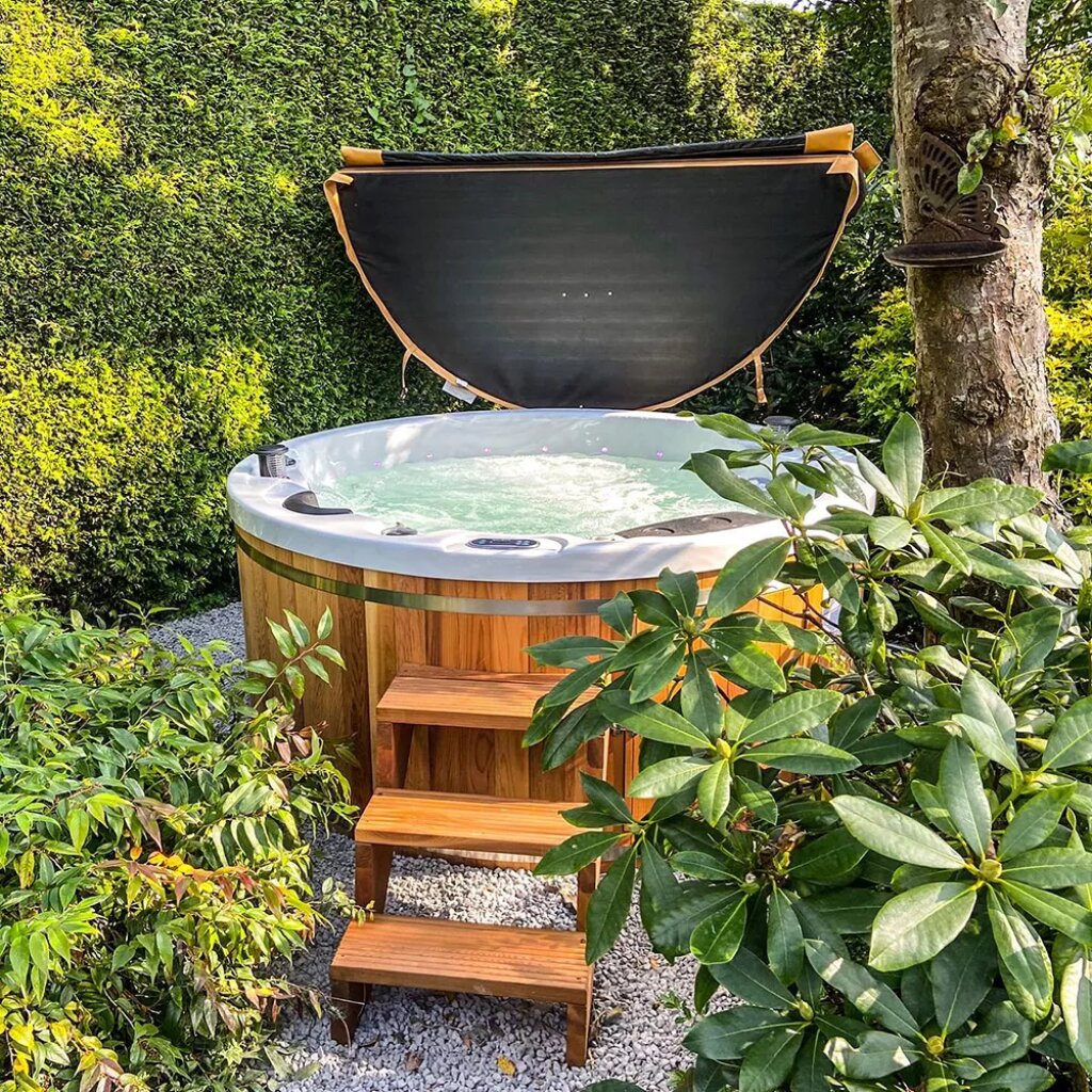 jacuzzi python dans le jardin