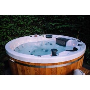 Jacuzzi rond dans le jardin