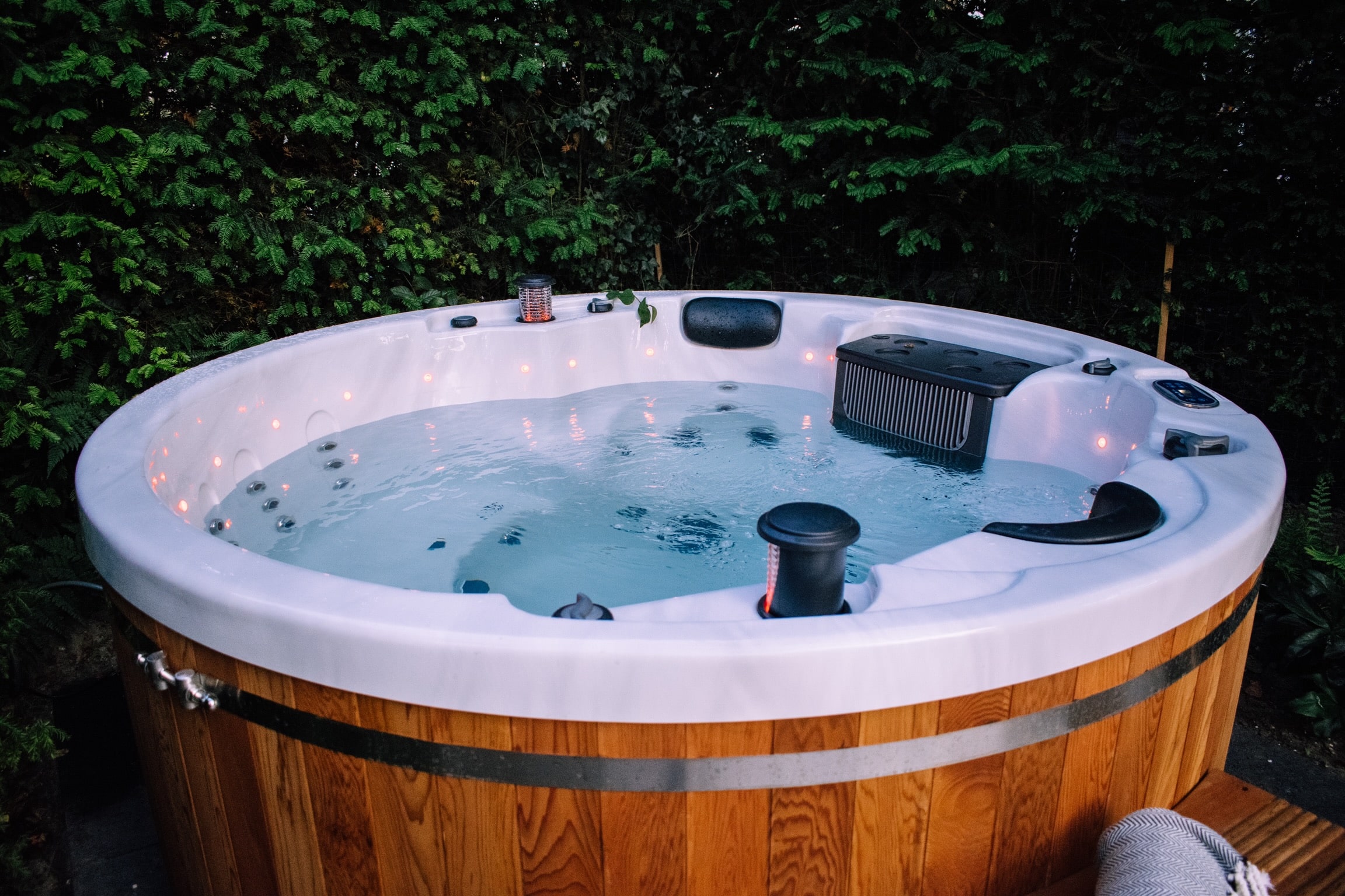 Jacuzzi rond dans le jardin