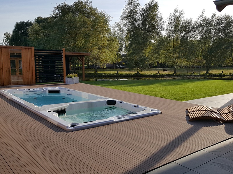 photo d'ambiance spa de nage Alicante dans un jardin spacieux